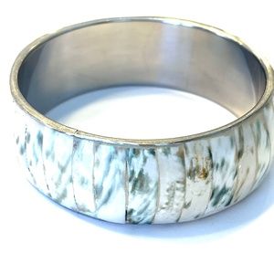 Croatian Inlaid European Coral Stone Bangle — White/Cream